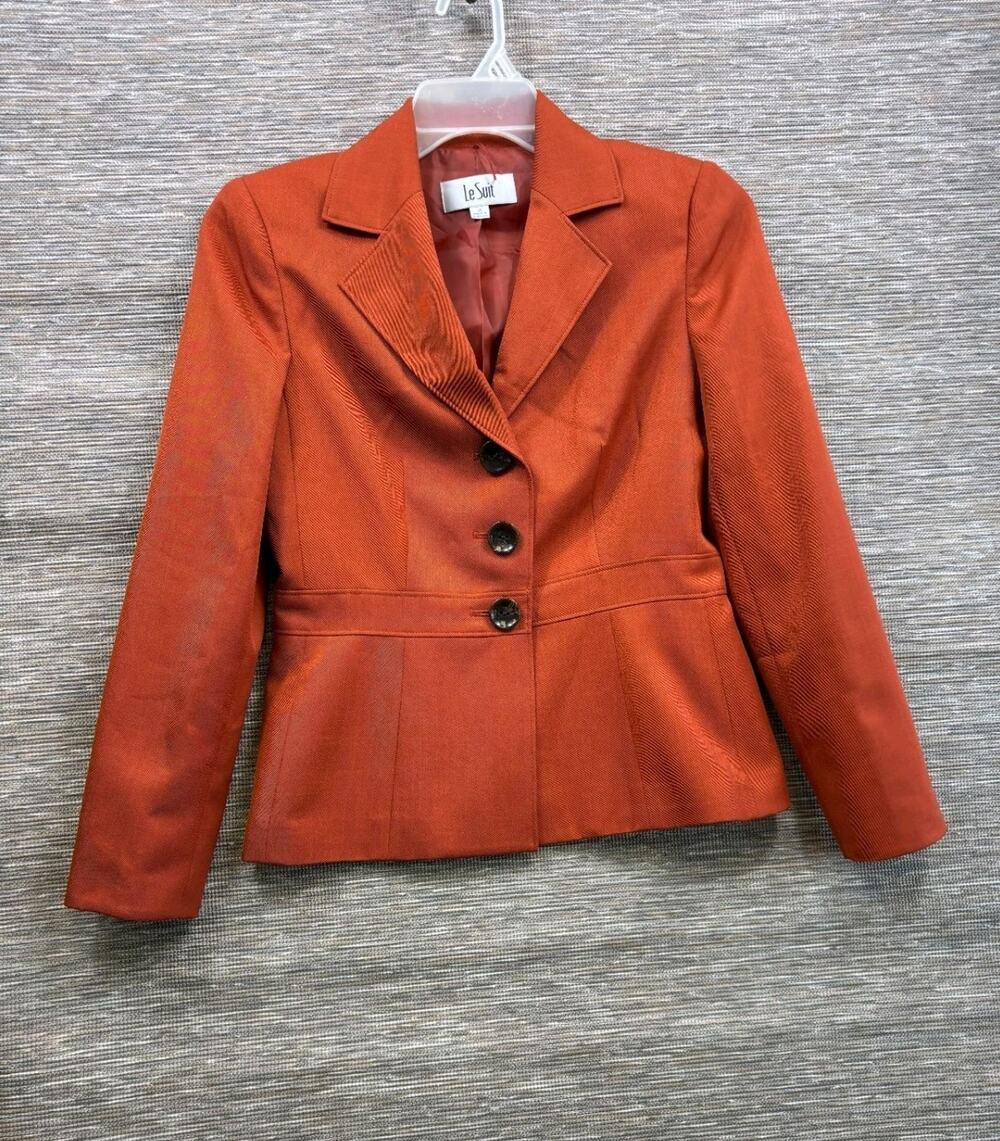 Le Suit Blazer Jacket Size 4 Coral Notch Lapel Three-Button Lined Long Sleeve
